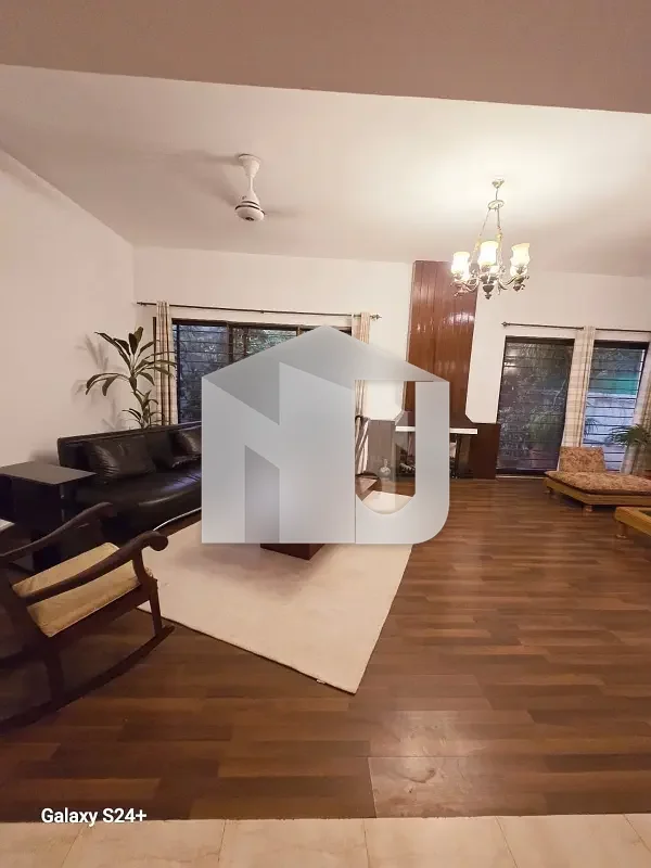 Beautiful House For Foreigners And Pakistani With Lawn