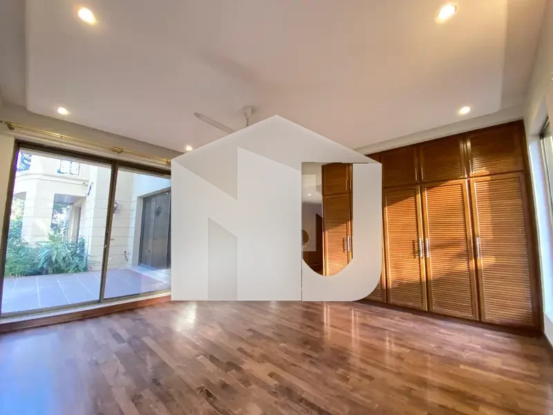 Beautiful House With Big Lawn Available For Rent On Prime Location, photo 9