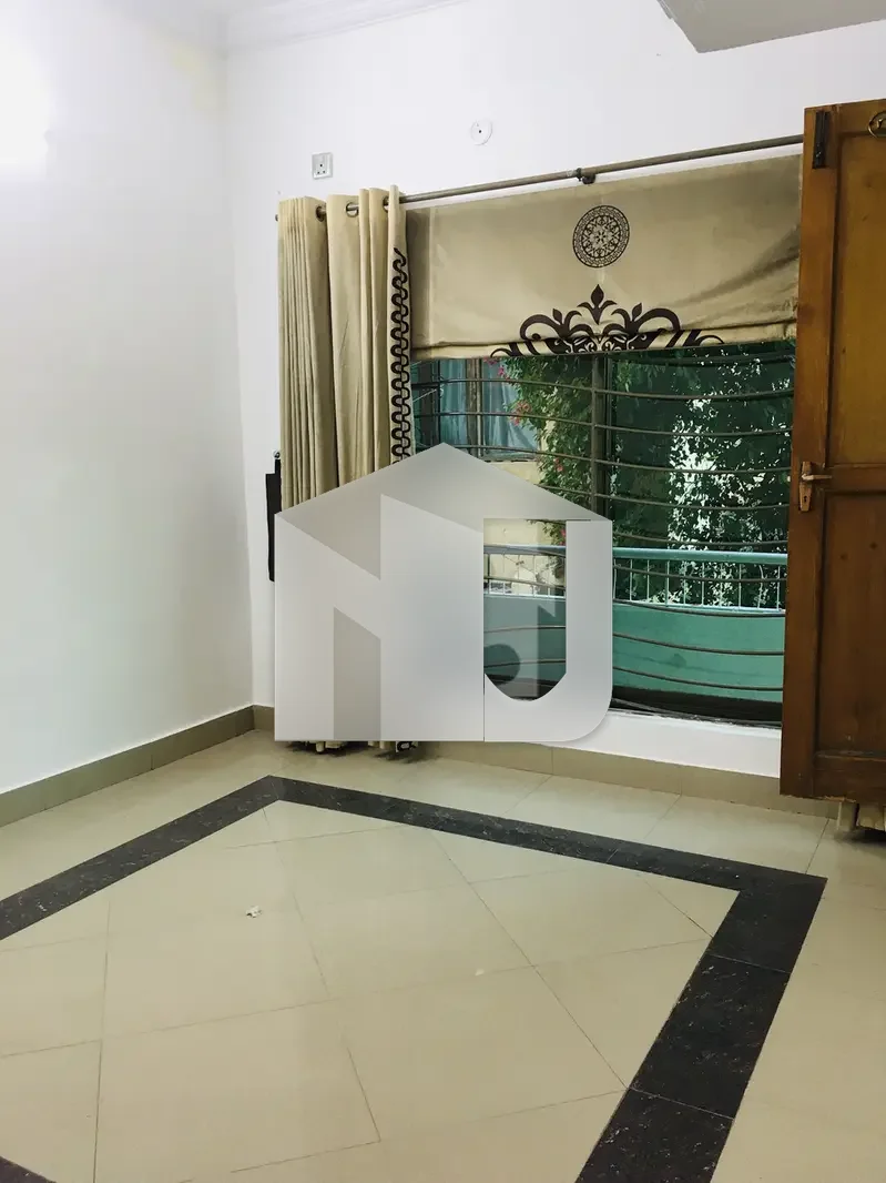 5 Bedrooms Triple Storey House 7 Marla, photo 5