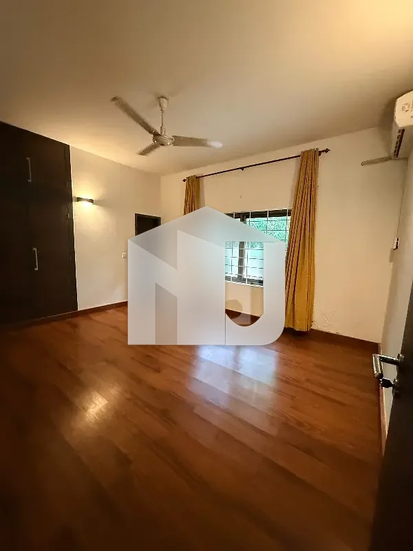 Fully Renovated House For Rent In E7 on prime Location Big Lawn, photo 12