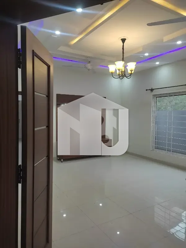 10 Marla Beautiful House For Rent, photo 16