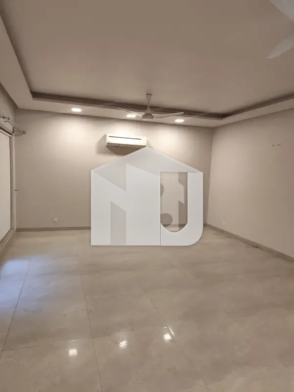 Outclass Newly Constructed House For Rent, photo 2