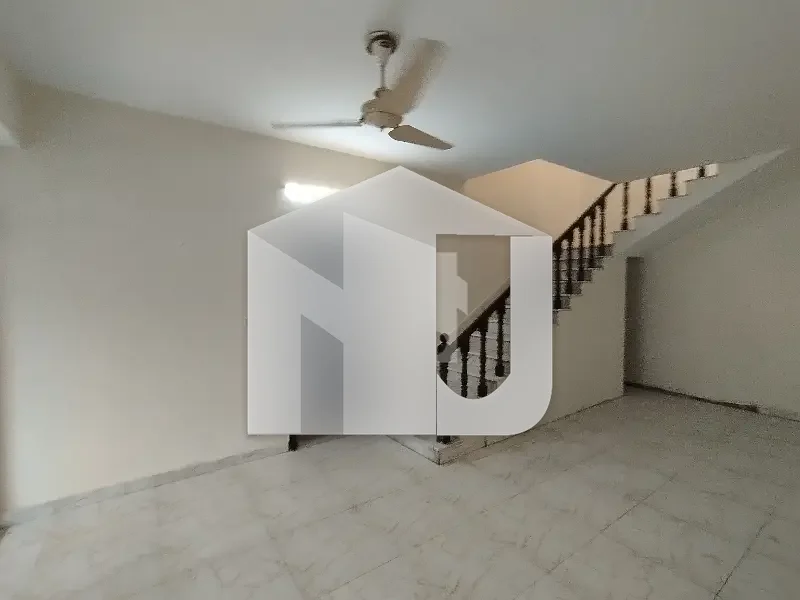 A Beautiful 500 Yard House Is Available For Rent, photo 18