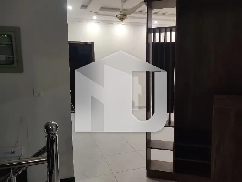 10 Marla Premium House for Rent | 5 Beds | G+1, photo 2