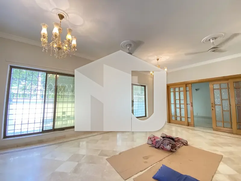 Beautiful Corner House Available For Rent On Extremely Prime Location, photo 3