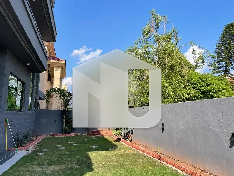 Beautiful Luxurious 6 Bedroom House for Rent in Prime F Sector Islamabad | Double Kitchen | 2 TV Lounges | Servant Quarters | Beautiful Garden | Near Park & Market | VIP Location | Best Price 7 Lac, photo 3