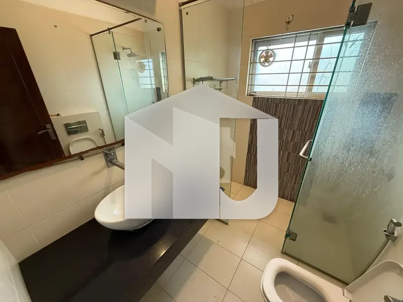 Brand New Luxurious House With Front And Bak Lawn For Rent, photo 4