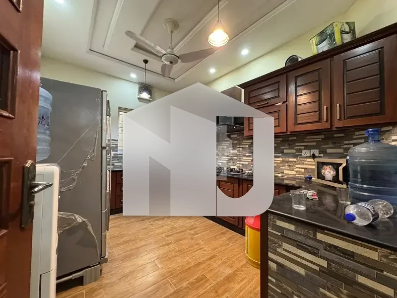 10Marla Fully Furnished House Up For Rent Walking Distance From Park, Mosque, photo 11