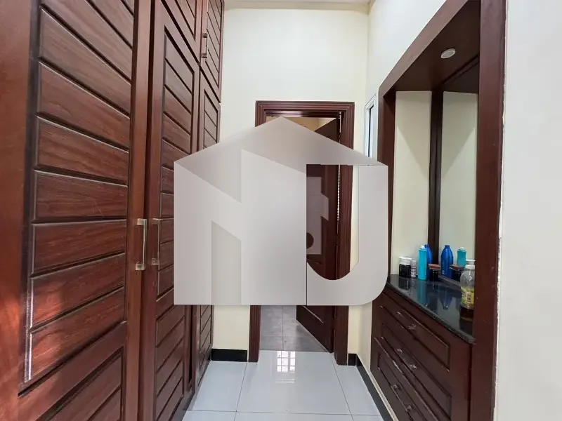 10Marla Fully Furnished House Up For Rent Walking Distance From Park, Mosque, photo 9