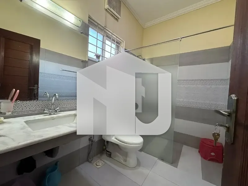 10Marla Fully Furnished House Up For Rent Walking Distance From Park, Mosque, photo 17
