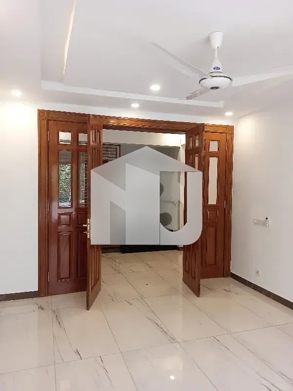 A 30 Marla House In F-8 Is On The Market For Rent, photo 5