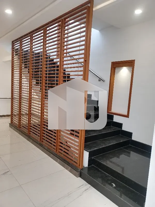 A 30 Marla House In F-8 Is On The Market For Rent, photo 2
