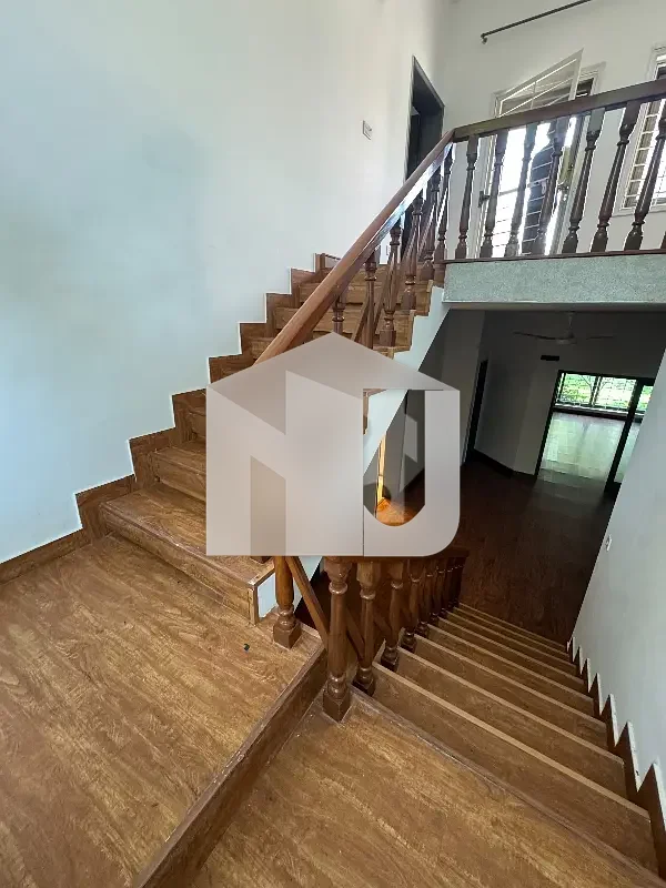 E-7 House For Rent With Huge Lawn, photo 2
