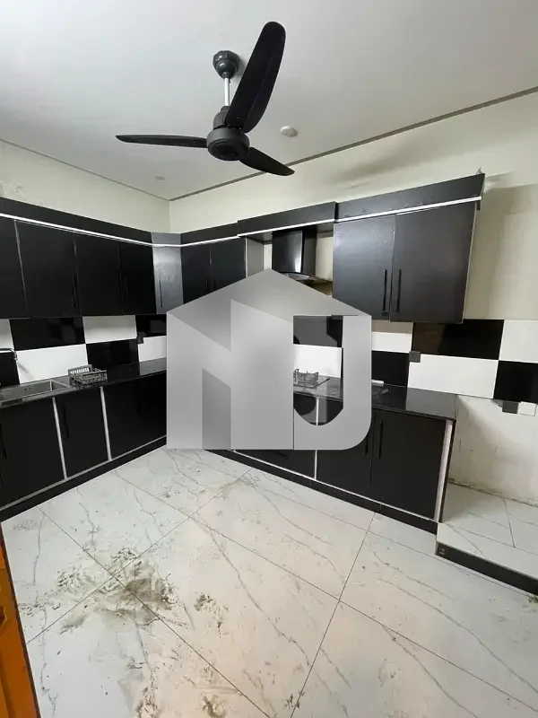 8 Marla Full Triple Storey House For Rent, photo 6