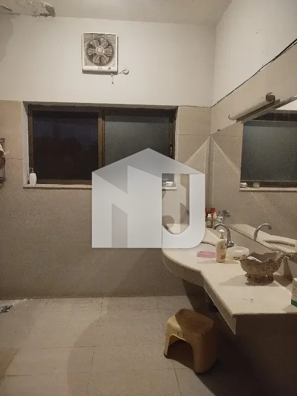 E-11 Multi Kanal House Having 7 Bedrooms Attached Washrooms DD 2 Tv Lounge 2 Kitchen 2 Servant Quarter 2 Gate Electricity Gas And Water Boring Available Rent 4.80 Lac, photo 24