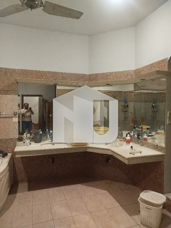 E-11 Multi Kanal House Having 7 Bedrooms Attached Washrooms DD 2 Tv Lounge 2 Kitchen 2 Servant Quarter 2 Gate Electricity Gas And Water Boring Available Rent 4.80 Lac, photo 16