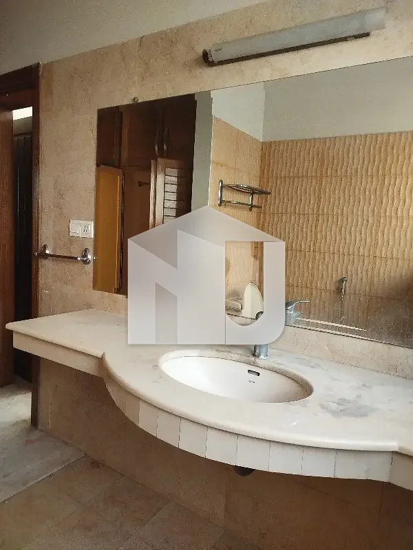 E-11 Multi Kanal House Having 7 Bedrooms Attached Washrooms DD 2 Tv Lounge 2 Kitchen 2 Servant Quarter 2 Gate Electricity Gas And Water Boring Available Rent 4.80 Lac, photo 5