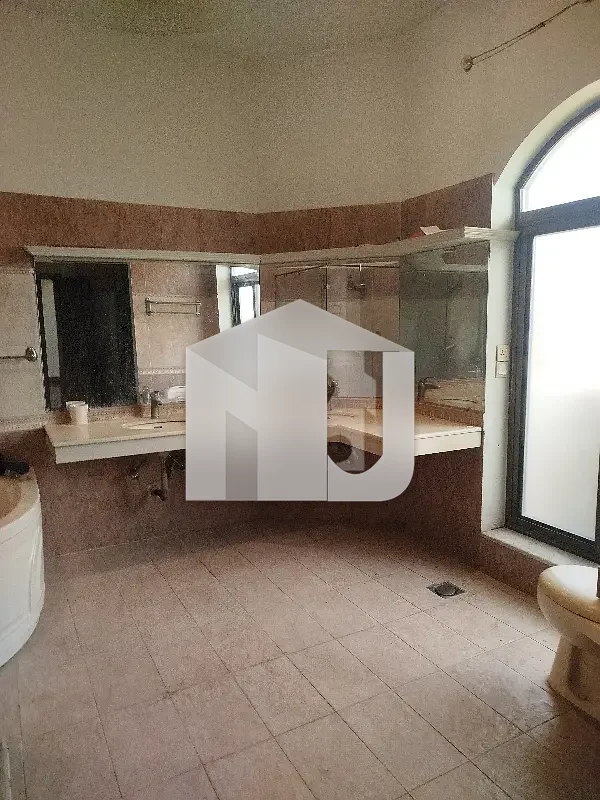 E-11 Multi Kanal House Having 7 Bedrooms Attached Washrooms DD 2 Tv Lounge 2 Kitchen 2 Servant Quarter 2 Gate Electricity Gas And Water Boring Available Rent 4.80 Lac, photo 7