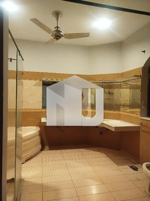 E-11 Multi Kanal House Having 7 Bedrooms Attached Washrooms DD 2 Tv Lounge 2 Kitchen 2 Servant Quarter 2 Gate Electricity Gas And Water Boring Available Rent 4.80 Lac, photo 22