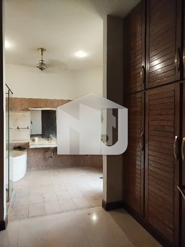 E-11 Multi Kanal House Having 7 Bedrooms Attached Washrooms DD 2 Tv Lounge 2 Kitchen 2 Servant Quarter 2 Gate Electricity Gas And Water Boring Available Rent 4.80 Lac, photo 8