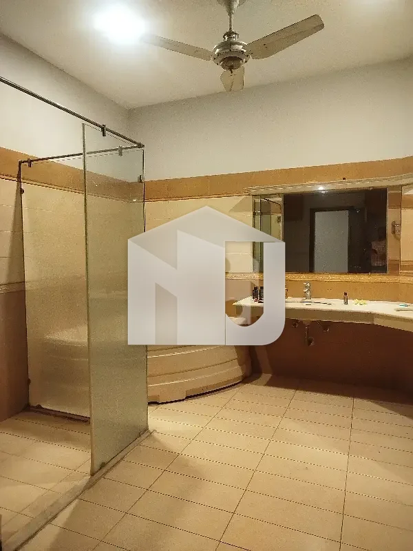 E-11 Multi Kanal House Having 7 Bedrooms Attached Washrooms DD 2 Tv Lounge 2 Kitchen 2 Servant Quarter 2 Gate Electricity Gas And Water Boring Available Rent 4.80 Lac, photo 23