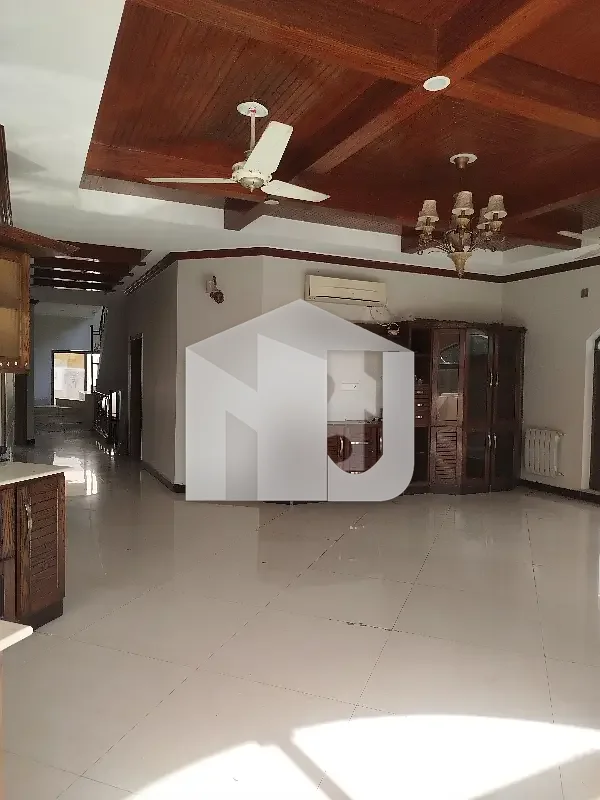 E-11 Multi Kanal House Having 7 Bedrooms Attached Washrooms DD 2 Tv Lounge 2 Kitchen 2 Servant Quarter 2 Gate Electricity Gas And Water Boring Available Rent 4.80 Lac, photo 3