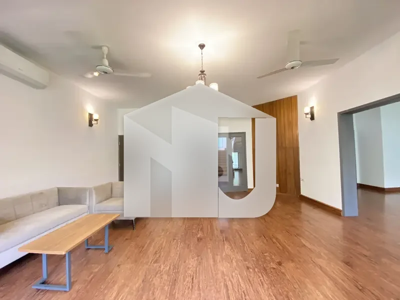Beautiful House Available For Rent With Big Lawn On Prime Location, photo 8