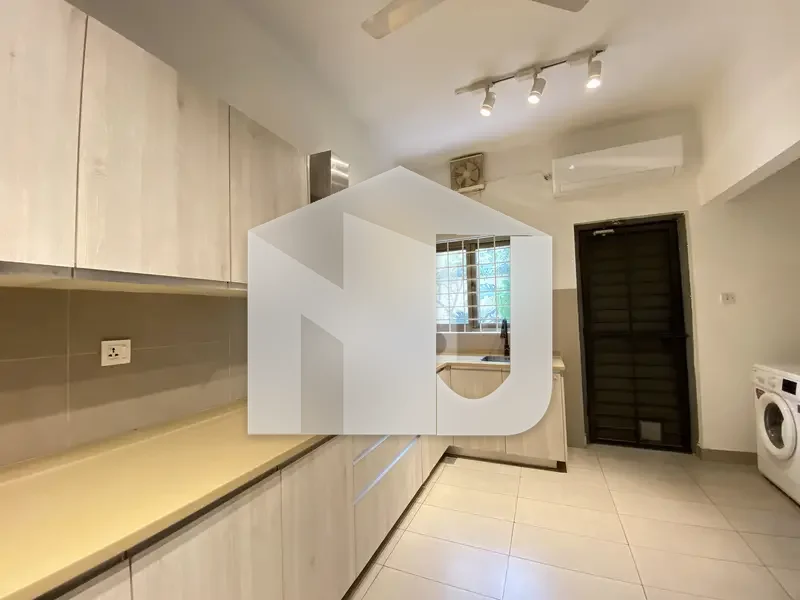 Beautiful House Available For Rent With Big Lawn On Prime Location, photo 3