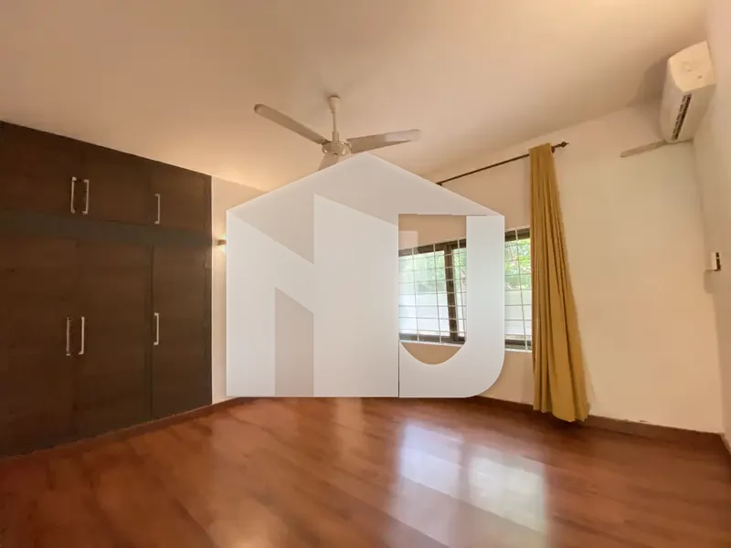 Beautiful House Available For Rent With Big Lawn On Prime Location, photo 15