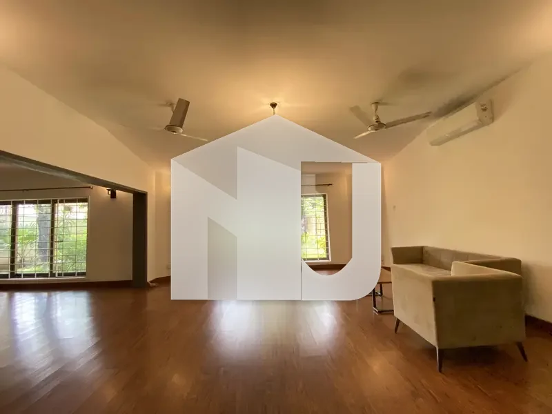 Beautiful House Available For Rent With Big Lawn On Prime Location, photo 9