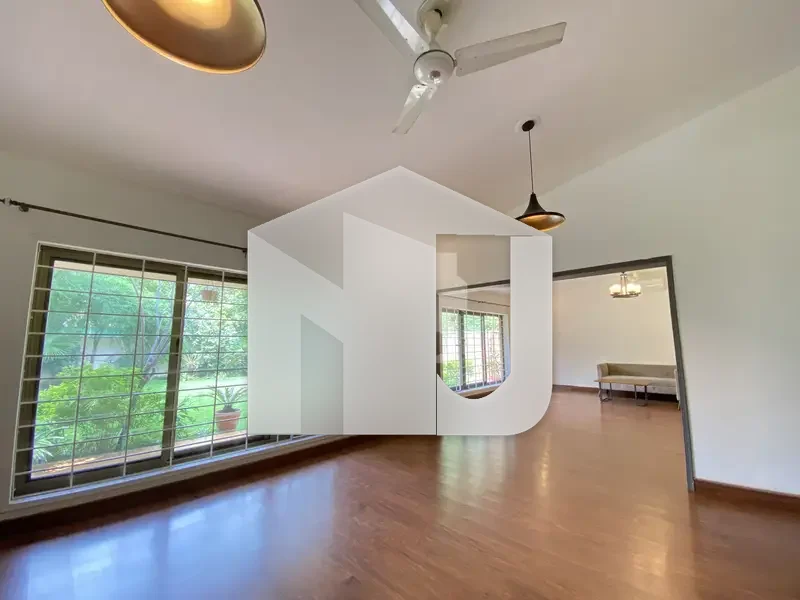 Beautiful House Available For Rent With Big Lawn On Prime Location, photo 14