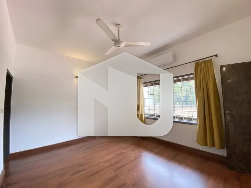 Beautiful House Available For Rent With Big Lawn On Prime Location, photo 17