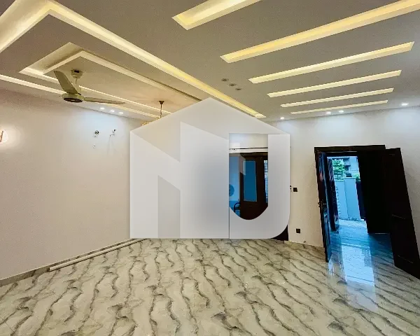 Stunning House 10 Bedrooms Attached Washrooms DD TvL SQ Rent Demand 5.50 Lac, photo 7