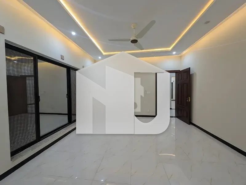 1 Kanal Designer House For Rent in DHA phase 1, photo 9