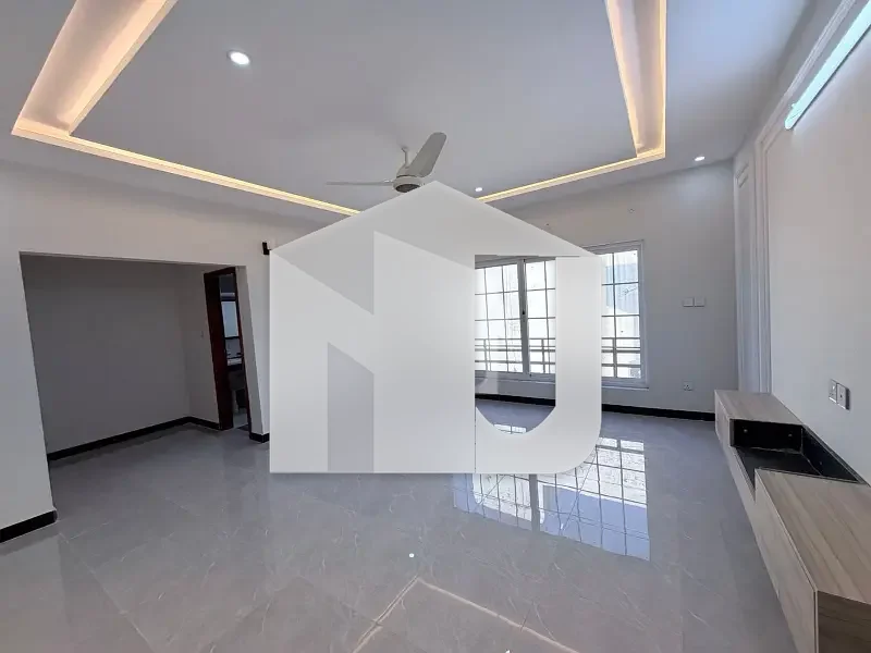 Brand New 14 Marla Triple Story Full House For Rent, photo 2