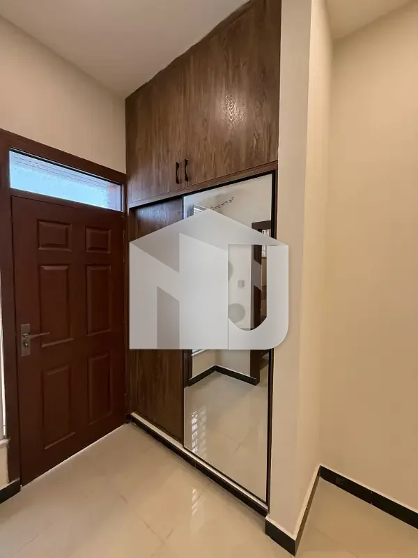 D-12/2 8Marla House For Rent 5bed 6washroom Drawing Dining Tvl 2kichen Servant Room Parking Gas Electric 5Marla Extra Land Rent 380kk, photo 3