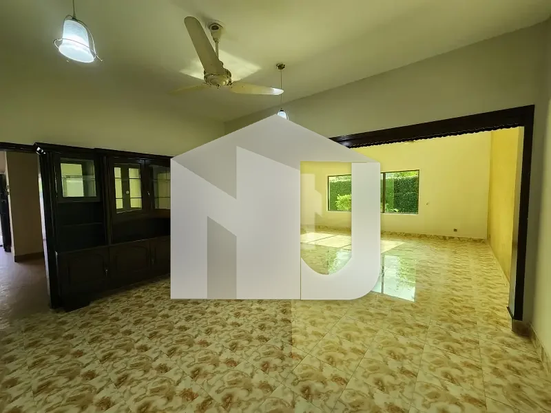 Like New Renovated 3 Bedrooms House With Gareen Lawn For Rent In F-8 Islamabad, photo 2