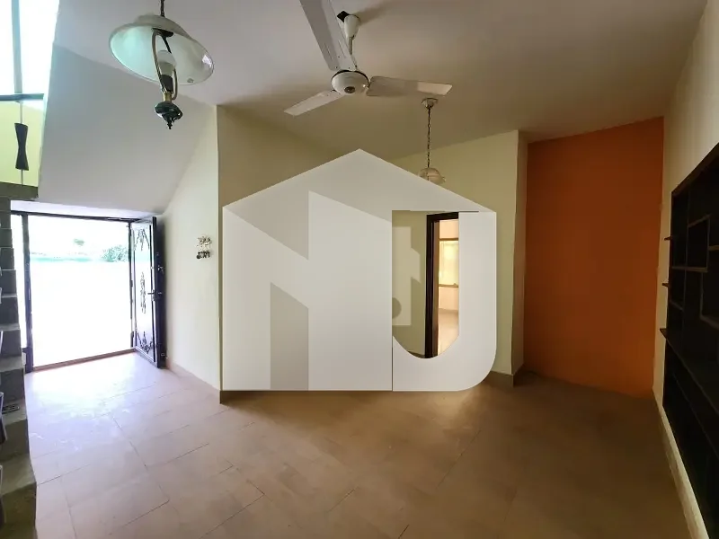 Like New Renovated 3 Bedrooms House With Gareen Lawn For Rent In F-8 Islamabad, photo 3