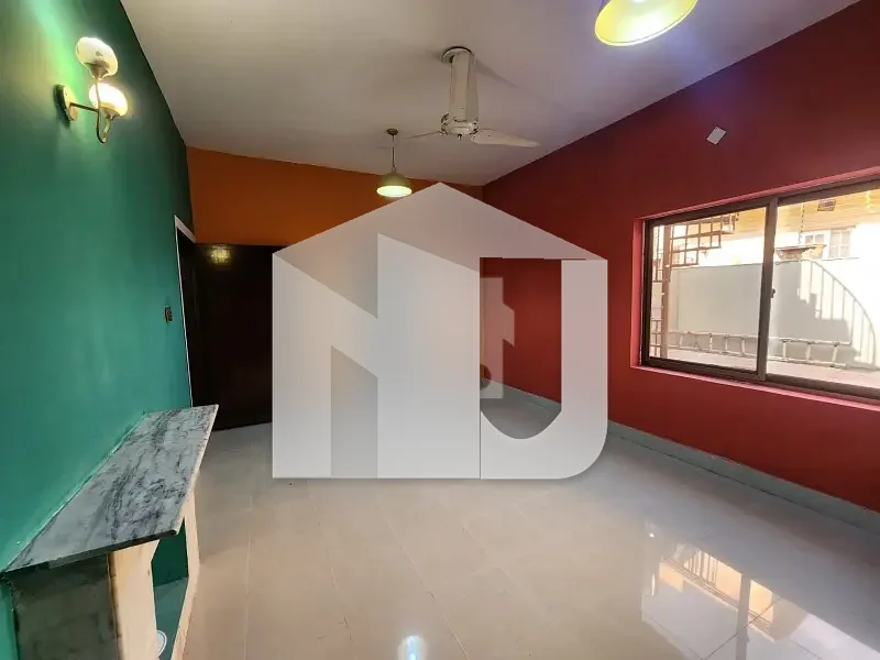 Like New Renovated 3 Bedrooms House With Gareen Lawn For Rent In F-8 Islamabad, photo 5