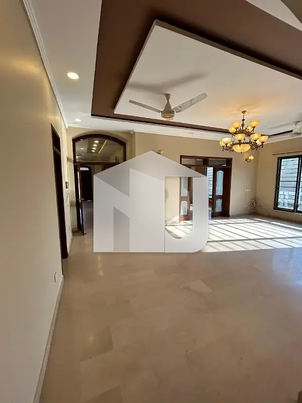 1 Kanal Beautiful Corner House With Lawn Available For Rent, photo 19