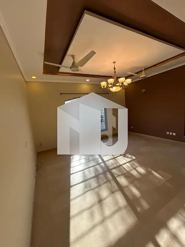 1 Kanal Beautiful Corner House With Lawn Available For Rent, photo 2