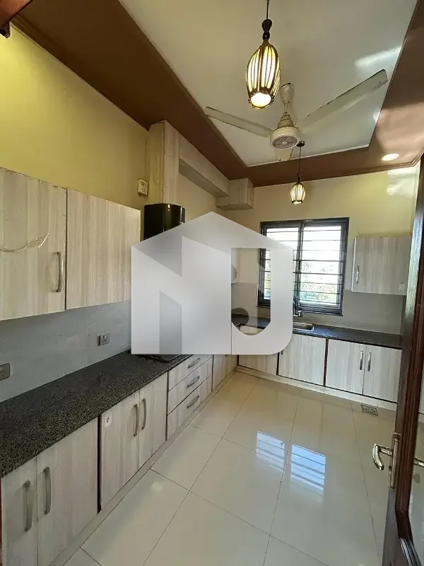 1 Kanal Beautiful Corner House With Lawn Available For Rent, photo 13