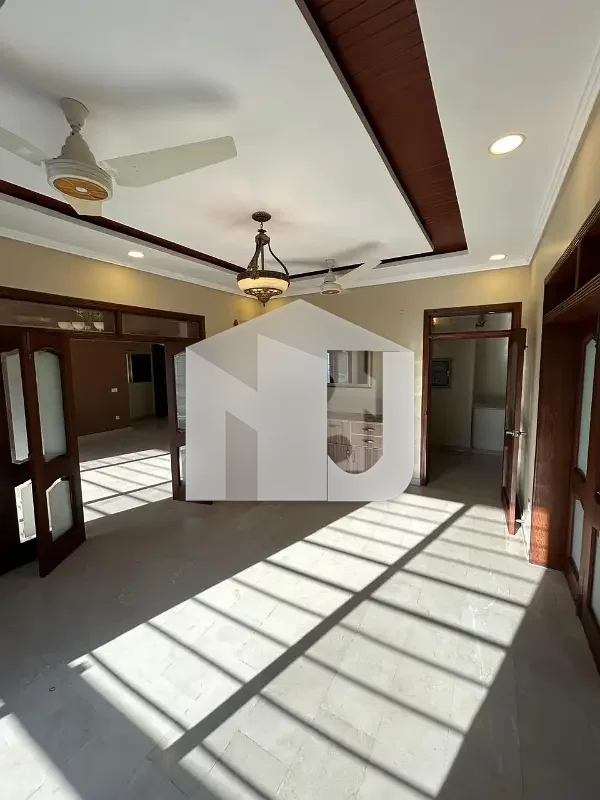 1 Kanal Beautiful Corner House With Lawn Available For Rent, photo 9