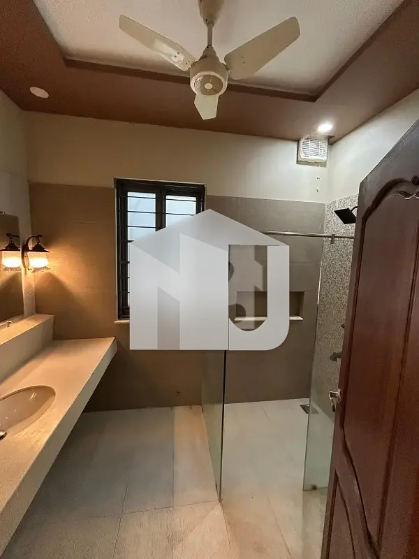 1 Kanal Beautiful Corner House With Lawn Available For Rent, photo 22