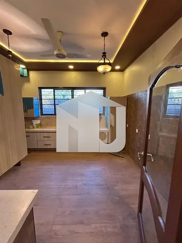 1 Kanal Beautiful Corner House With Lawn Available For Rent, photo 7