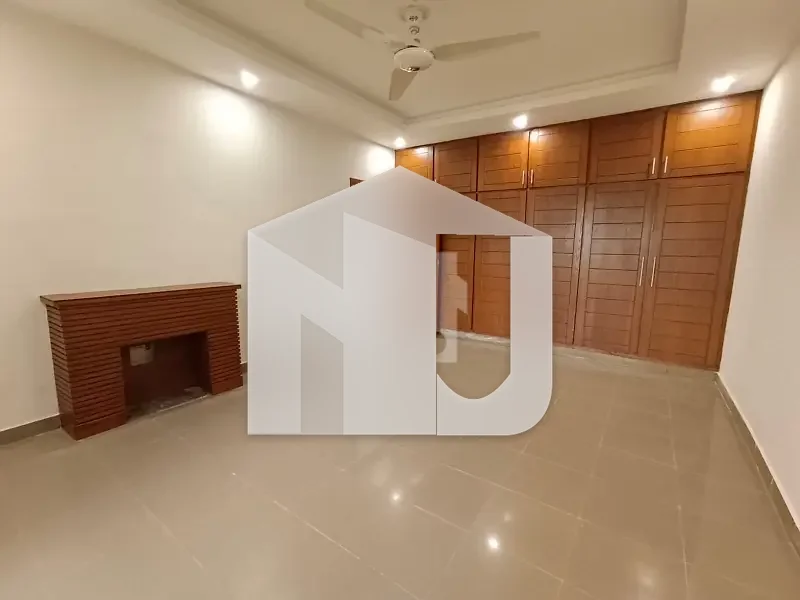 F-8 House For Rent - 5 Bedrooms - 533 Square Yard - Near Main Road, photo 14