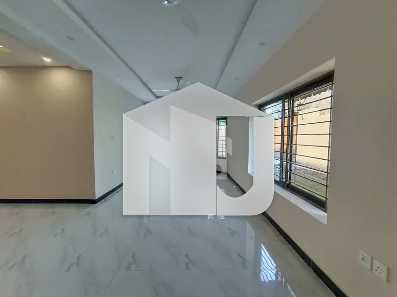 F-8 House For Rent - 5 Bedrooms - 533 Square Yard - Near Main Road, photo 9