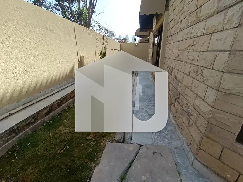 F-8 House For Rent - 5 Bedrooms - 533 Square Yard - Near Main Road, photo 2