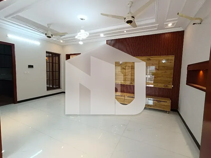 8 Marla House Available For Rent, photo 7