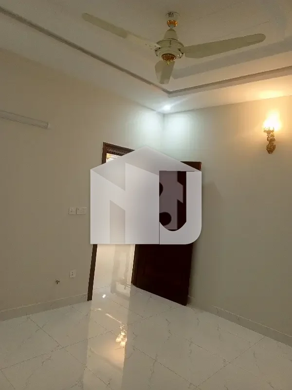 14 Marla House For Grabs In G-13, photo 11
